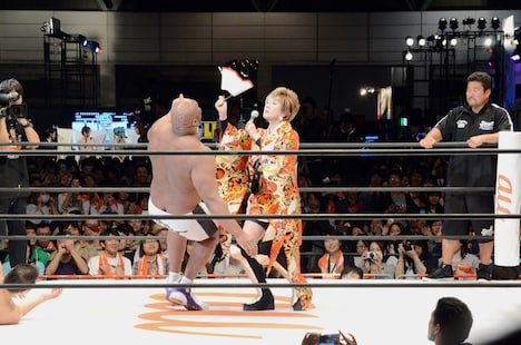 ボブ・サップを撃破する小林幸子。