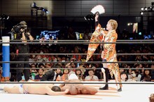 男色ディーノとボブ・サップを倒し、高らかに「さちさちにしてあげる♪」を歌う小林幸子。