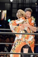 勝利を収めて抱き合う小林と佐々木。