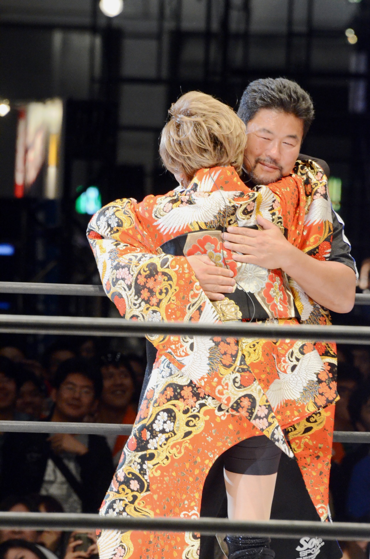 勝利を収めて抱き合う小林と佐々木。