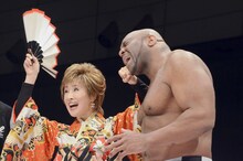 左より小林幸子、ボブ・サップ。