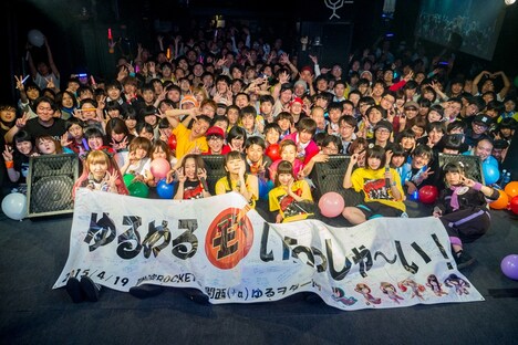 大阪・難波ROCKETS公演終演後に撮影された記念写真.（撮影：井上嘉和）
