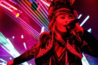 YAMAMURA（Vo）（撮影：上飯坂一）