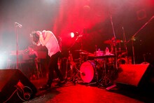 石崎ひゅーい「さよなら、東京メリーゴーランド」の様子。（撮影：上飯坂一）