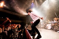 石崎ひゅーい「さよなら、東京メリーゴーランド」の様子。（撮影：上飯坂一）