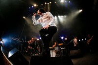 石崎ひゅーい「さよなら、東京メリーゴーランド」の様子。（撮影：上飯坂一）