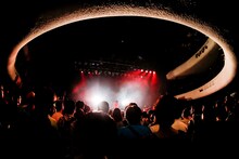 石崎ひゅーい「さよなら、東京メリーゴーランド」の様子。（撮影：上飯坂一）