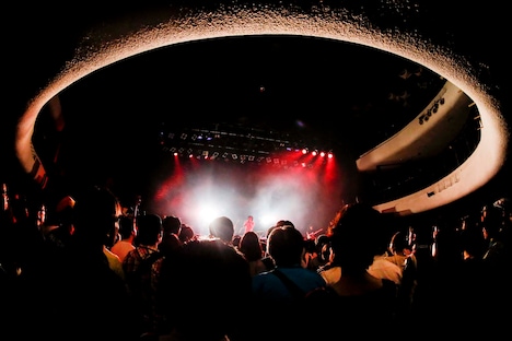 石崎ひゅーい「さよなら、東京メリーゴーランド」の様子。（撮影：上飯坂一）