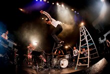 脚立からダイブする石崎ひゅーい。（撮影：上飯坂一）