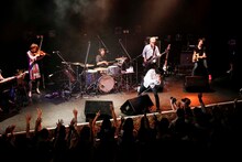 石崎ひゅーい「さよなら、東京メリーゴーランド」の様子。（撮影：上飯坂一）