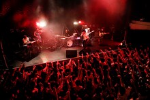 石崎ひゅーい「さよなら、東京メリーゴーランド」の様子。（撮影：上飯坂一）