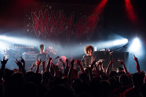 NAMBA69「21st CENTURY DREAMS TOUR 2015」最終公演の様子。
