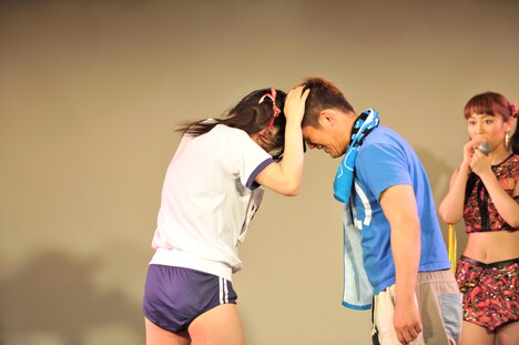 大石真翔にヘッドバットをお見舞いする伊藤麻希。