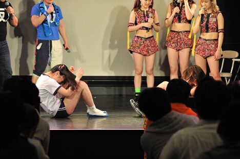 伊藤麻希、仙石みなみによる腹筋対決の様子。