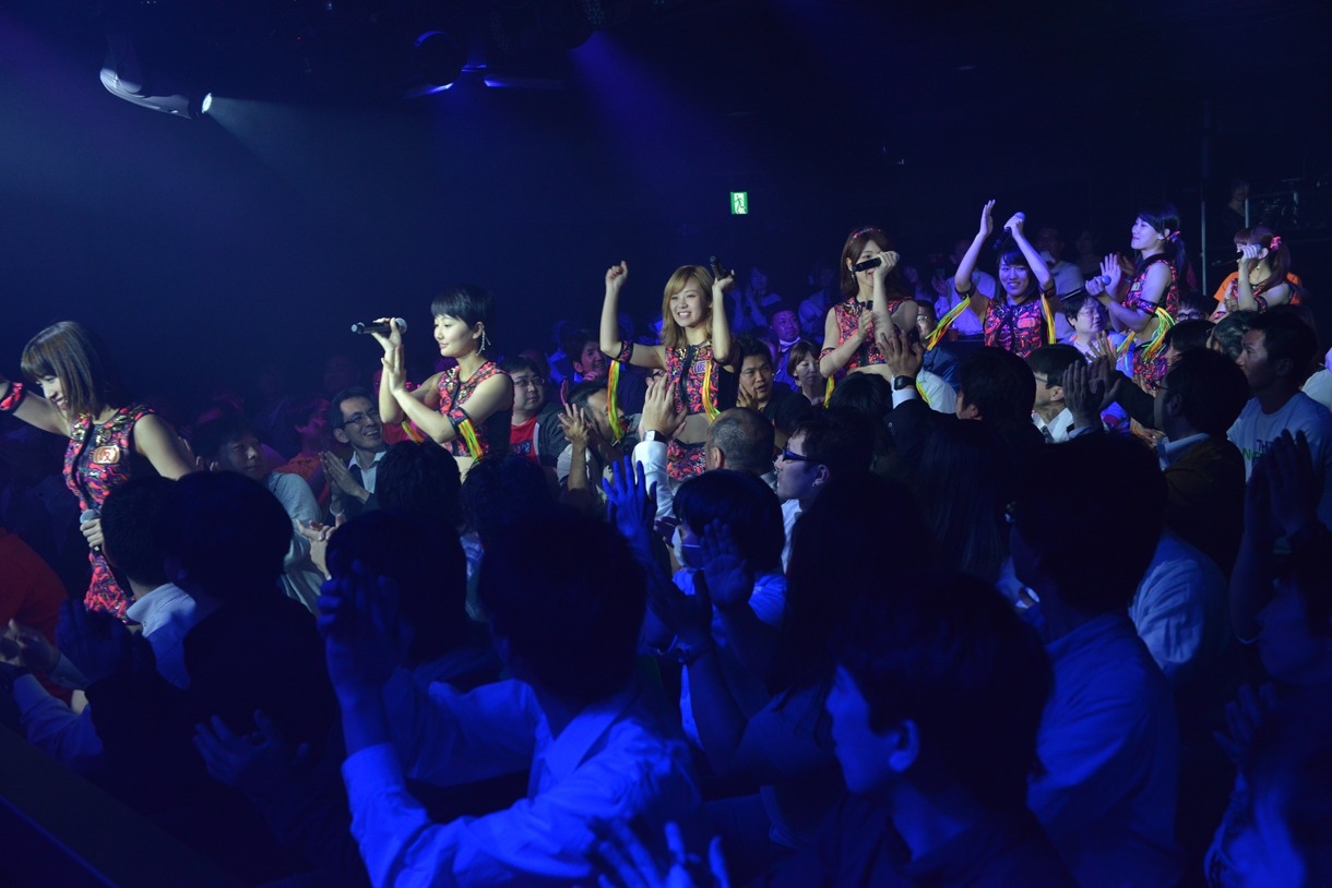 入場するアップアップガールズ（仮）。