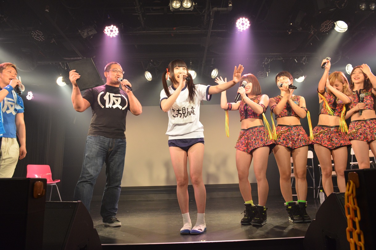 オーディエンスの声援に応える伊藤麻希。