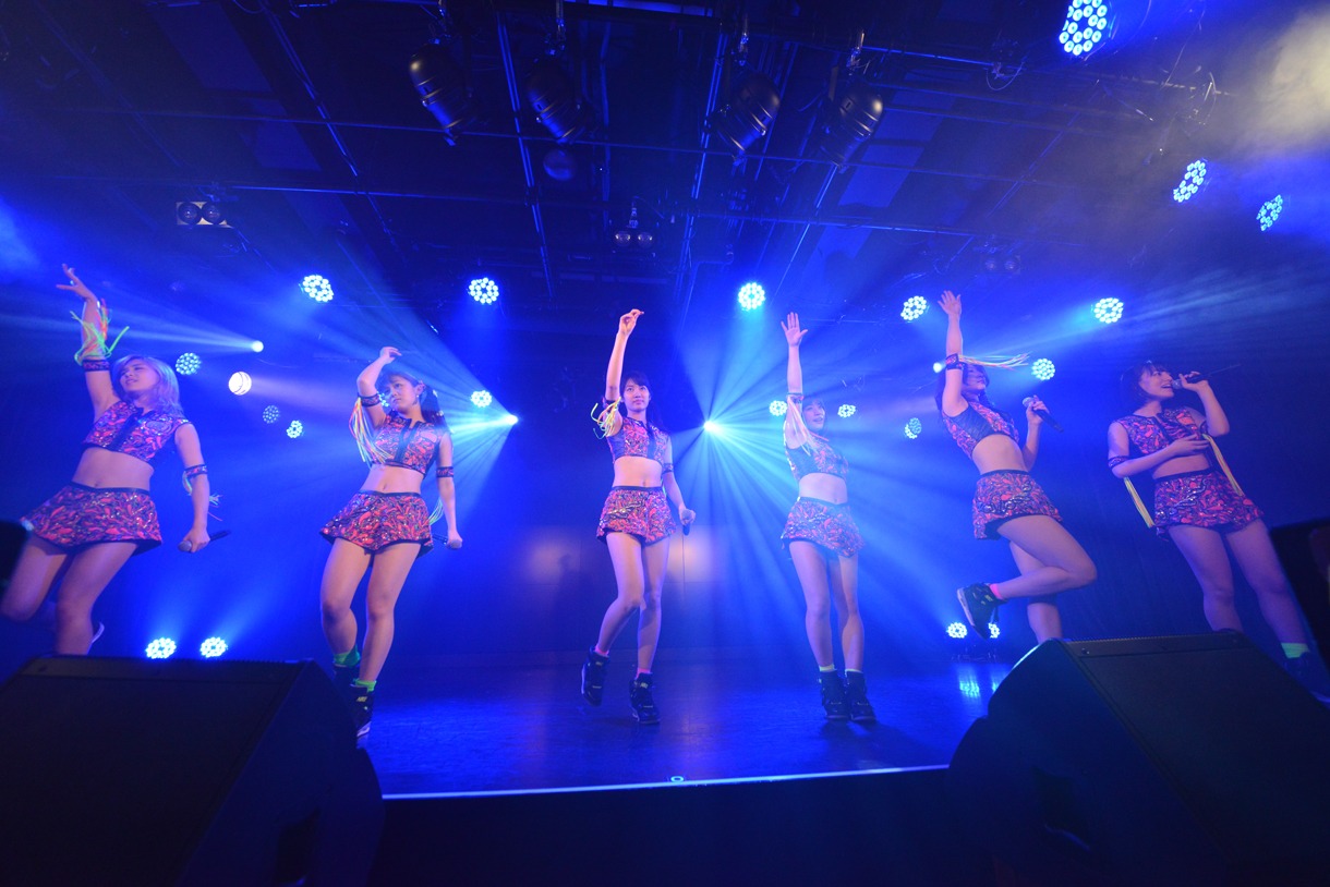 アップアップガールズ（仮）によるライブの様子。