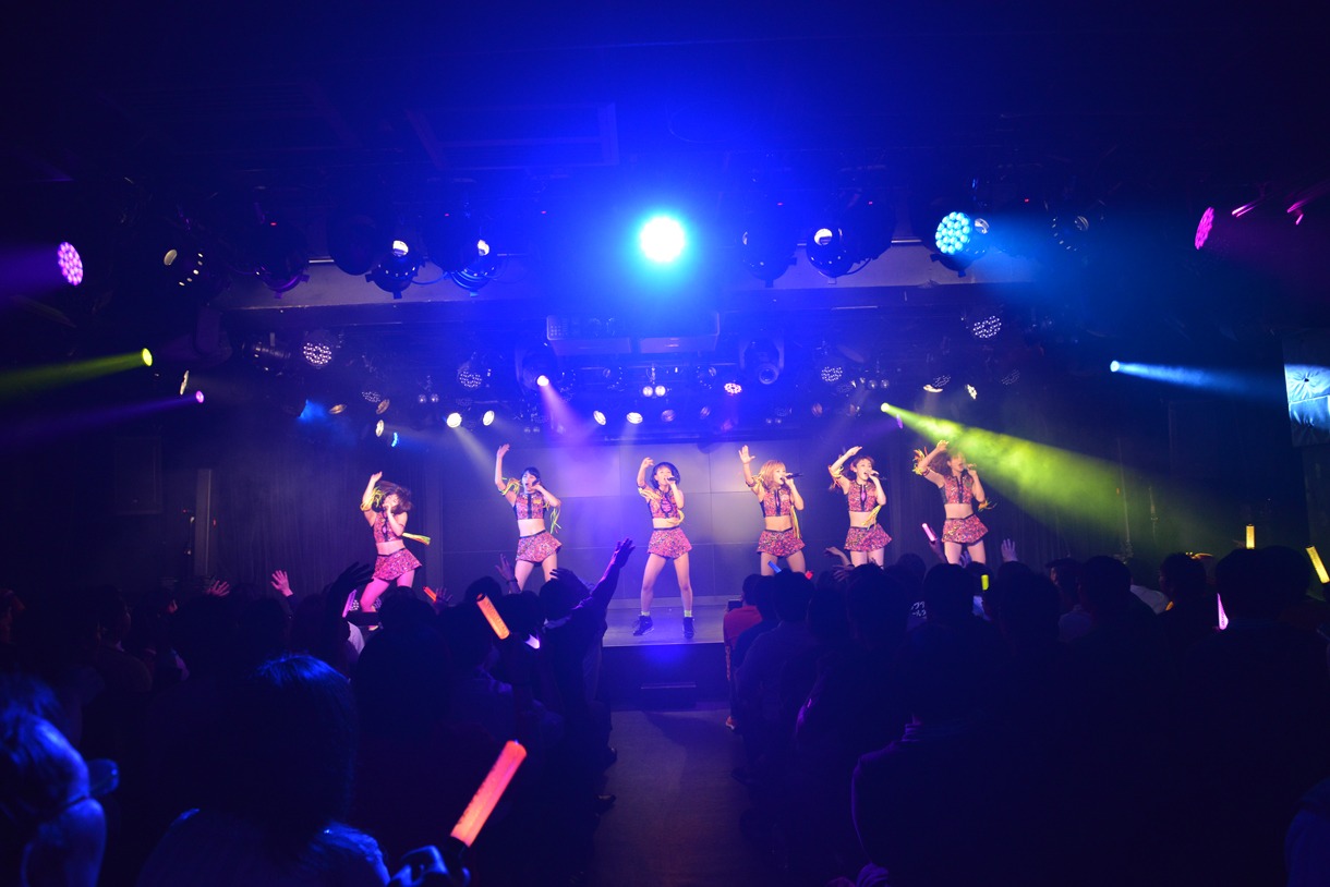 アップアップガールズ（仮）によるライブの様子。