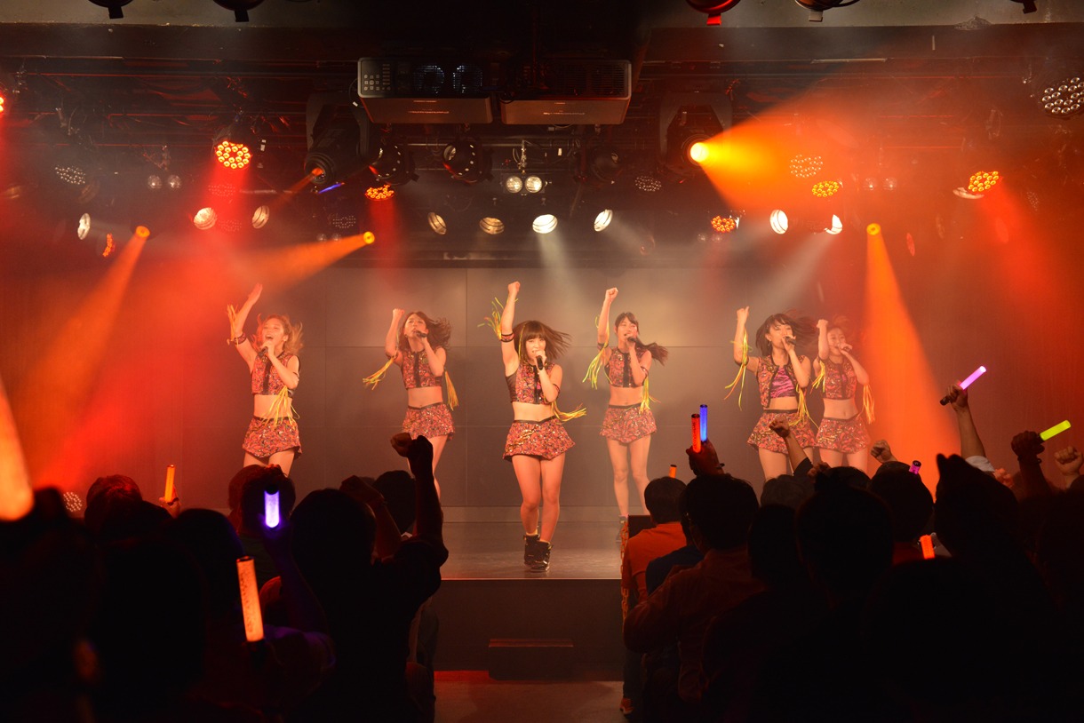 アップアップガールズ（仮）によるライブの様子。