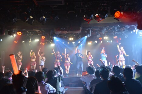 出演者全員で「アッパーカット！」を行う様子。