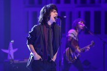 「MUSIC FAIR」出演時のオカモトショウ（OKAMOTO'S）。 (c)フジテレビ