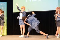 左から、「ラッスンゴレライ」を披露するすぅと田中シングル。