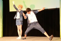 左から「ラッスンゴレライ」を披露するすぅと田中シングル。