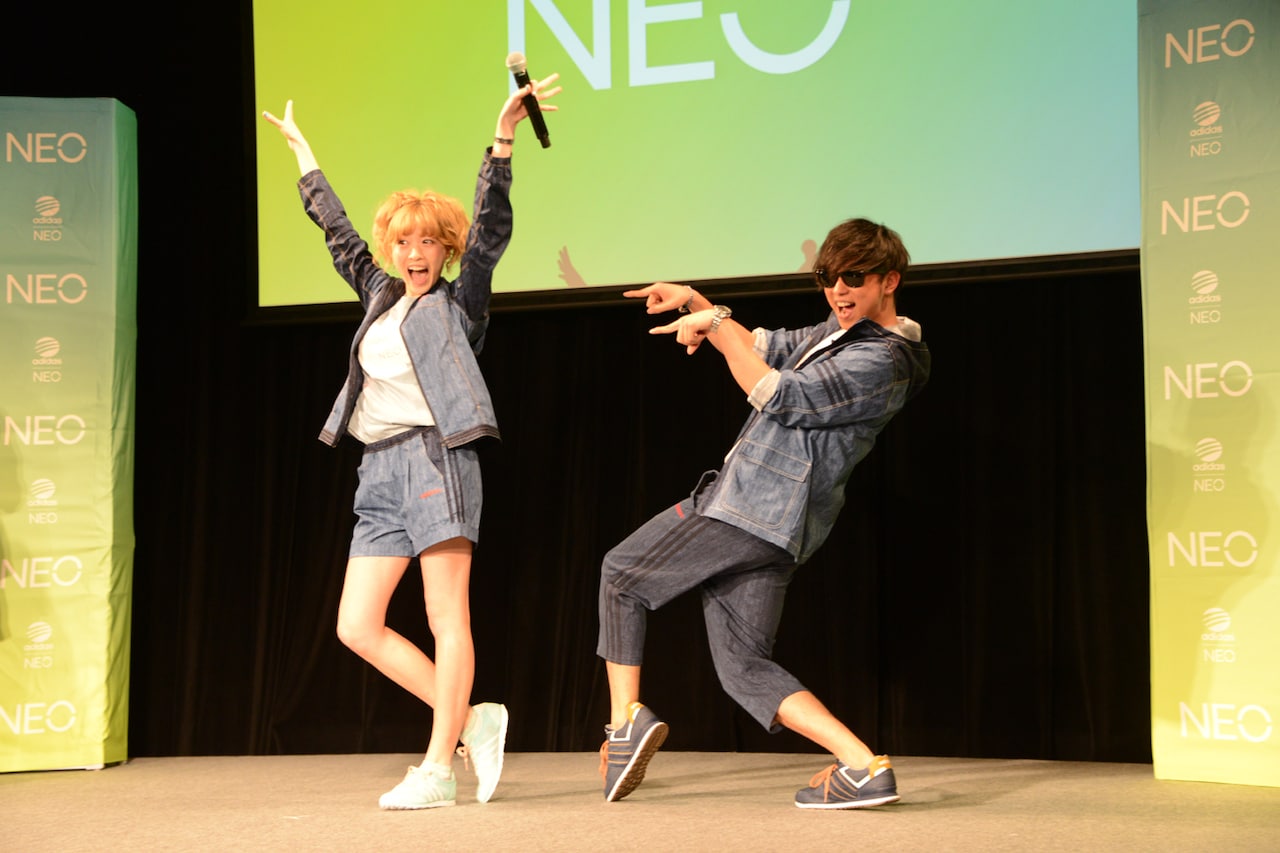 左から、「ラッスンゴレライ」を披露するすぅと田中シングル。