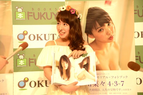 自身のベストショットをアピールする山田菜々。