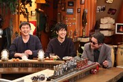 「ヨルタモリ」のワンシーン。左から岩沢厚治、北川悠仁、吉原さん。 (c)フジテレビ