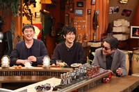 「ヨルタモリ」のワンシーン。左から岩沢厚治、北川悠仁、吉原さん。 (c)フジテレビ