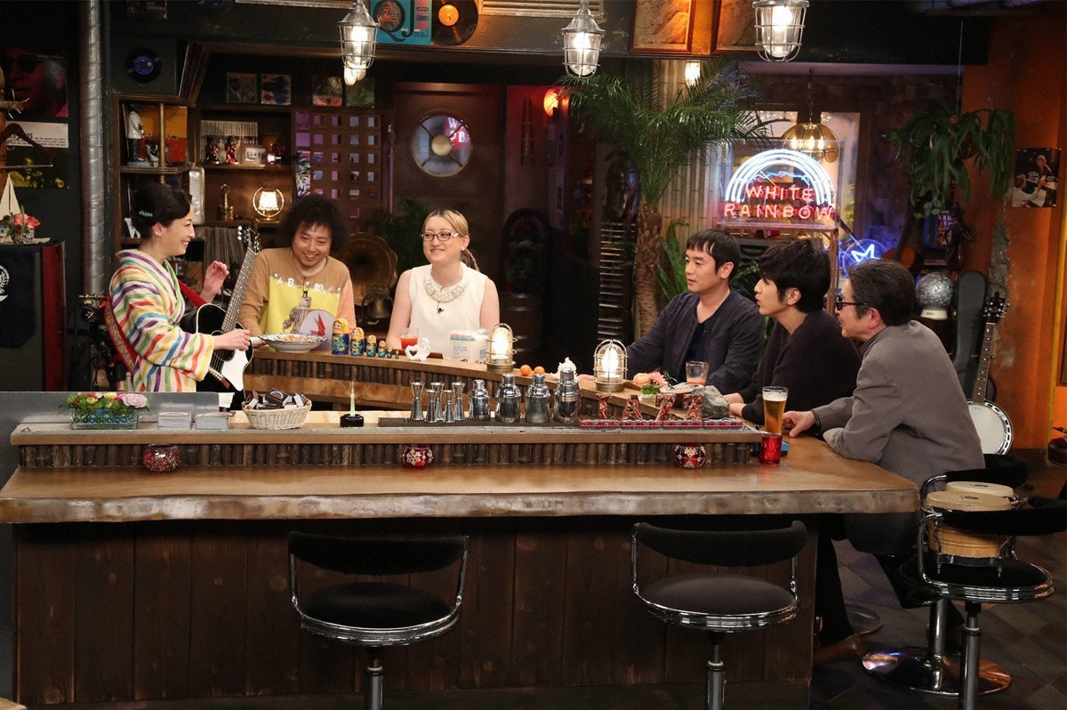 「ヨルタモリ」のワンシーン。左から宮沢りえ、U-zhaan、能町みね子、岩沢厚治、北川悠仁、吉原さん。 (c)フジテレビ