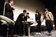 解禁するアルバムの音源を選ぶ[Alexandros]。