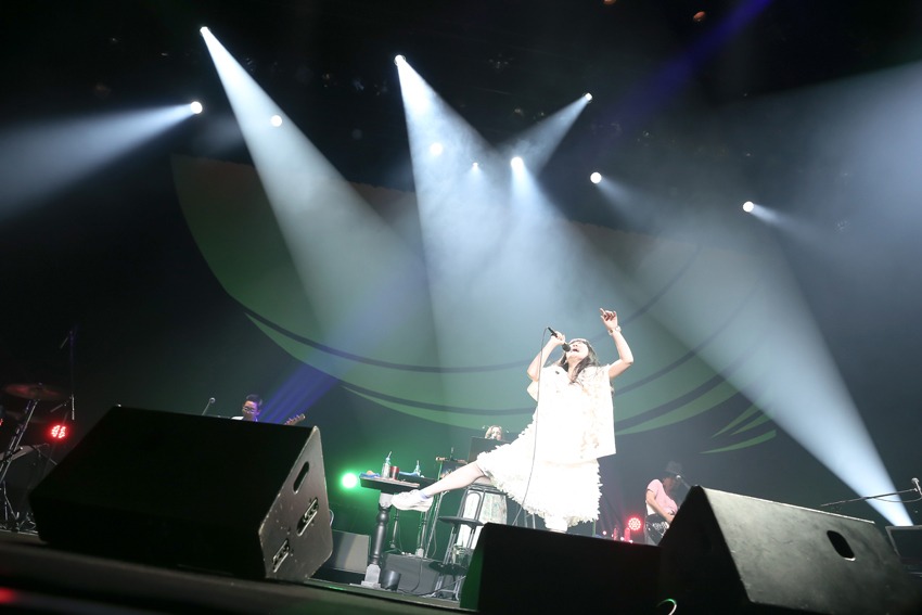 安藤裕子「安藤裕子 LIVE 2015 『あなたが寝てる間に』」東京・中野サンプラザホール公演の様子。（撮影：藤井拓）