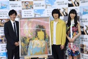 忌野清志郎の油彩画を囲むドラマ出演者。左から田辺誠一、渡辺大知（黒猫チェルシー）、中条あやみ。