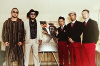 イベント前に行われた囲み取材の様子。