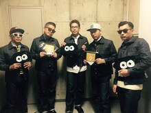 「ポーチにもなる！どでかリップくん」を手に持つRIP SLYME。