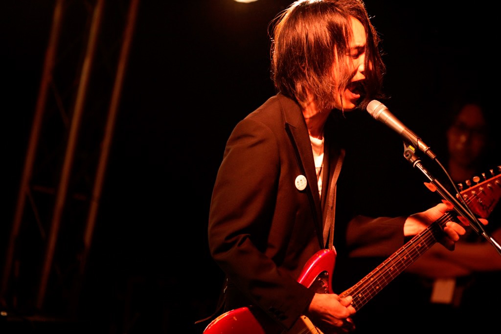 kazuhiro momo（Vo, G）（撮影：河本悠貴）