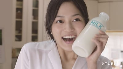 「クノール 冷たい牛乳でつくるカップスープ」テレビCMのワンシーン。