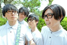 MONOBRIGHT。瀧谷翼（Dr）は右から2番目。