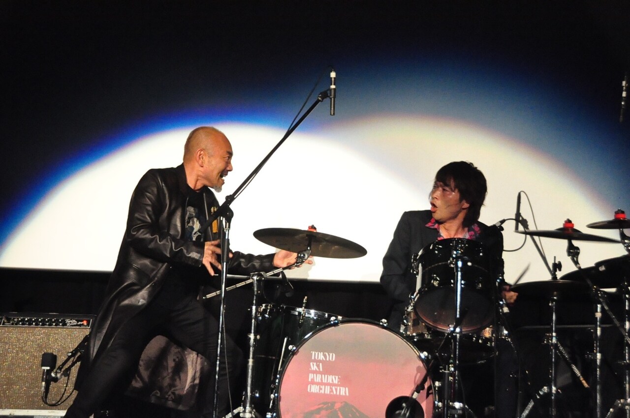 竹中直人がスカパラを叱咤する「セッション」イベント映像ノーカット公開