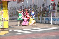 チームしゃちほこ「天才バカボン」MV撮影時の様子。