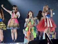 E-girls「LIVE TOUR 2015 "COLORFUL WORLD"」4月29日の埼玉・さいたまスーパーアリーナ公演の様子。