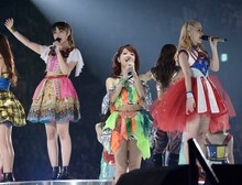 E-girls「LIVE TOUR 2015 "COLORFUL WORLD"」4月29日の埼玉・さいたまスーパーアリーナ公演の様子。