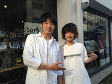 左からthe band apartの荒井岳史（Vo, G）、cinema staffの飯田瑞規（Vo, G）。