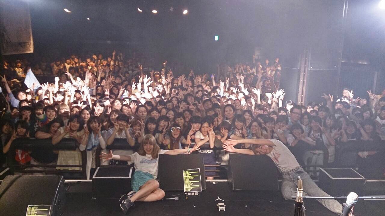 HAPPY BIRTHDAYのラストライブでの集合写真。