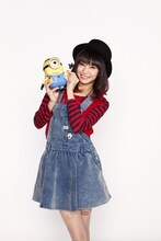 ミニオンを手にするLiSA。 (c)2014 Universal Pictures.