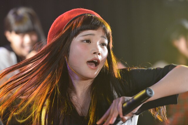 今週の人気画像1位は「BiSHが渋谷でこっそり初ライブ、クソアイドルの3箇条を発表」より、セントチヒロ・チッチ。