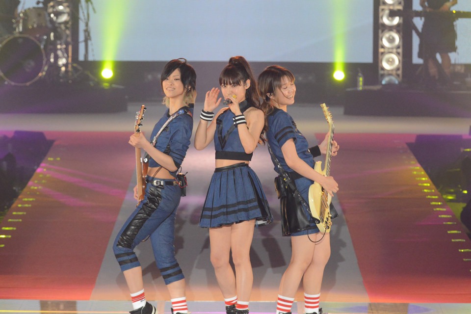 「GirlsAward 2015 SPRING/SUMMER」でパフォーマンスするLAGOON。
