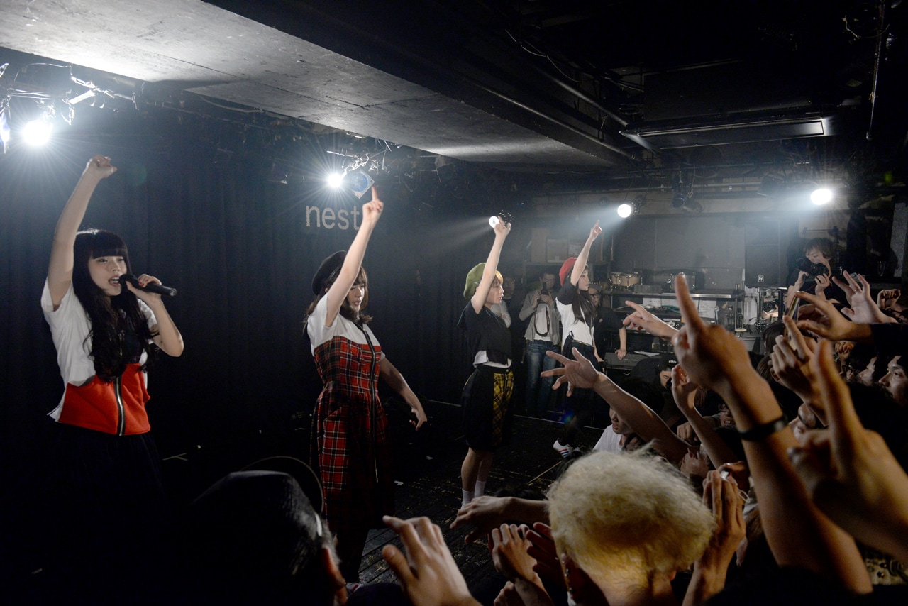BiSHが渋谷でこっそり初ライブ、クソアイドルの3箇条を発表